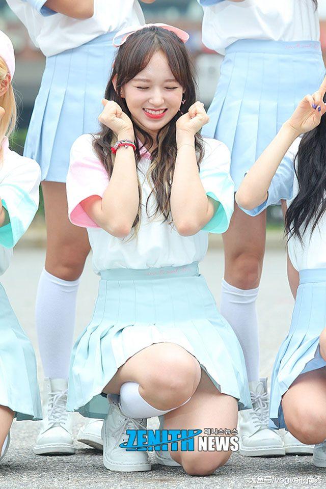 不怪网友说程潇的腿粗她蹲下来的瞬间才知啥叫女神腿