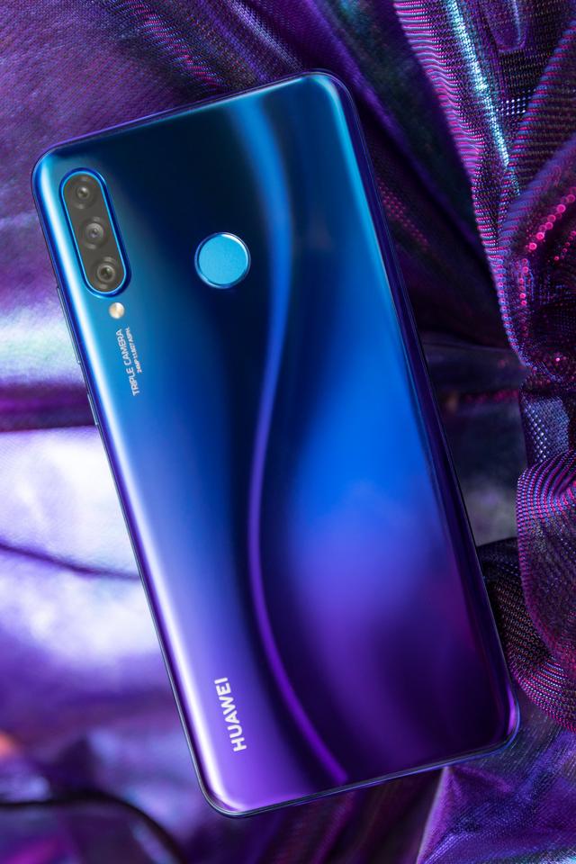 孔雀娉婷敞画屏华为nova4e雀翎蓝的美学密码