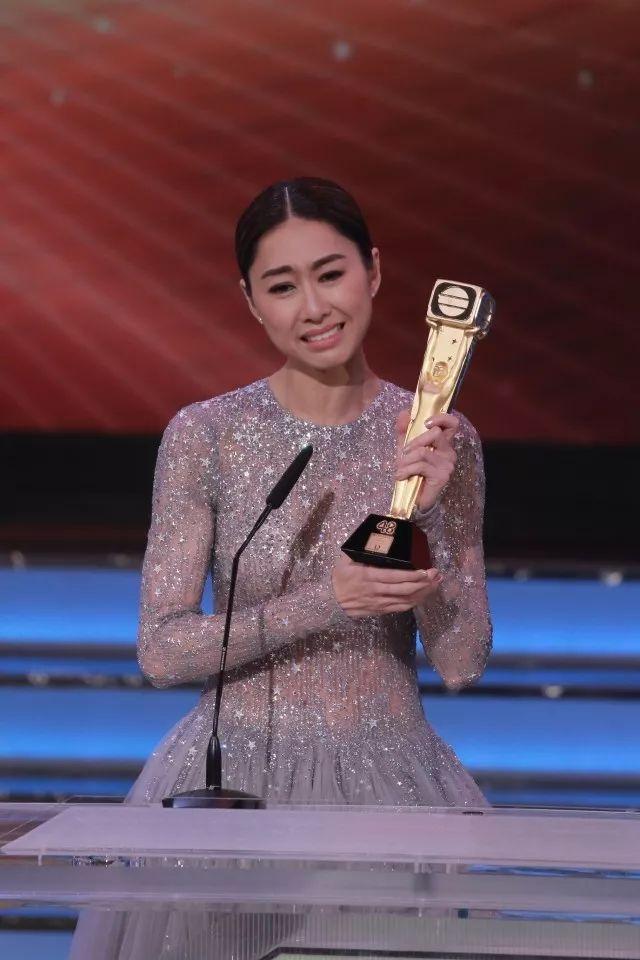 有心人,胡定欣终于在2015年凭借《鬼同你ot》中的女鬼姜蓉(姜姐)一角