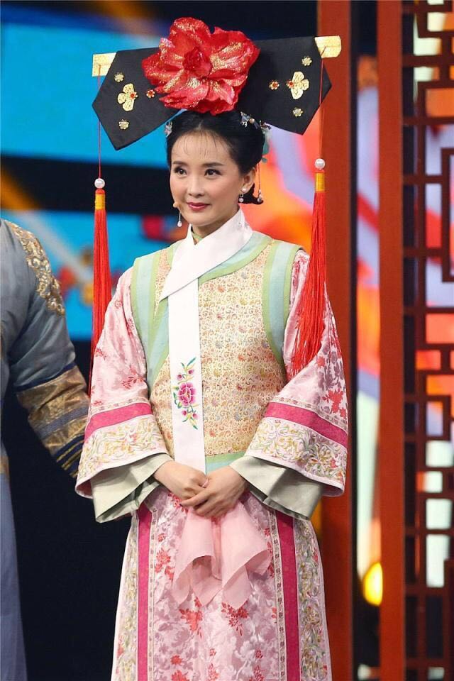 晴格格王艳已经45岁了穿浅色大衣搭配阔腿裤气质很出众