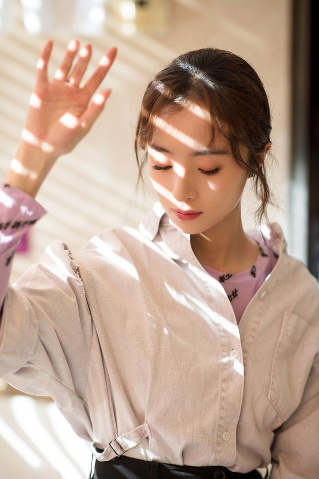 胡冰卿太会穿了美少女秋衣百褶裙分分钟成日本动漫女主