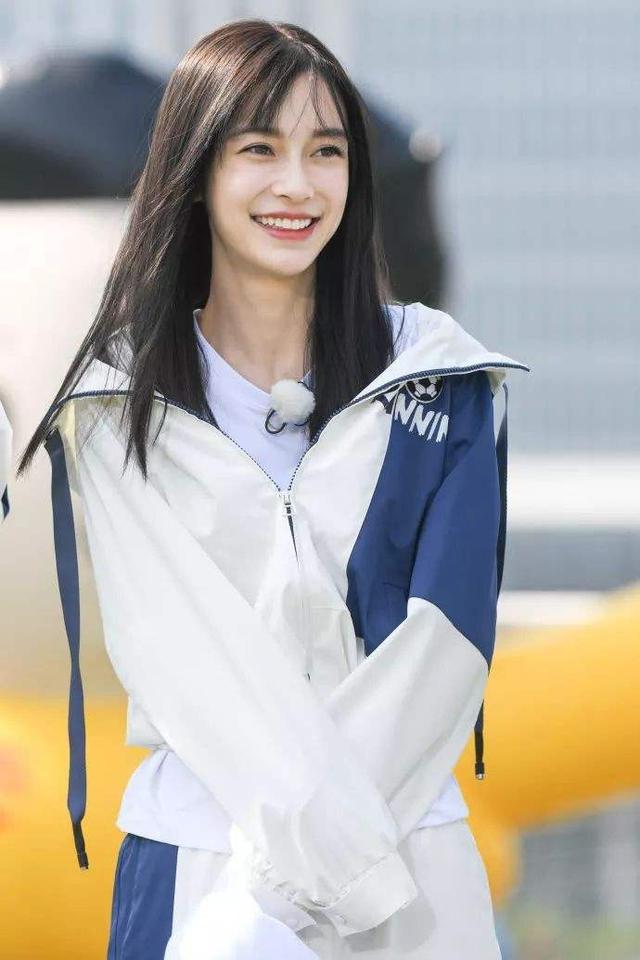 杨颖《跑男》宣传照令人惊艳,手上一个小物件使得众网友纷纷道歉