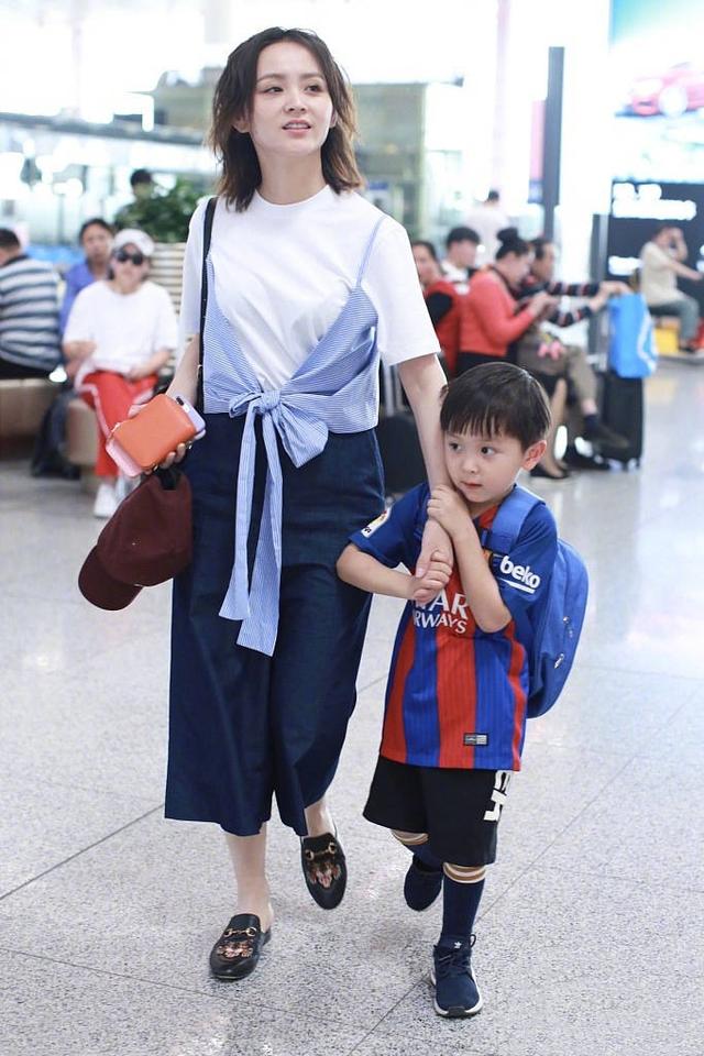 邓莎带儿子走机场,6岁大麟子彩色条纹衫搭绿风衣比妈妈还潮范
