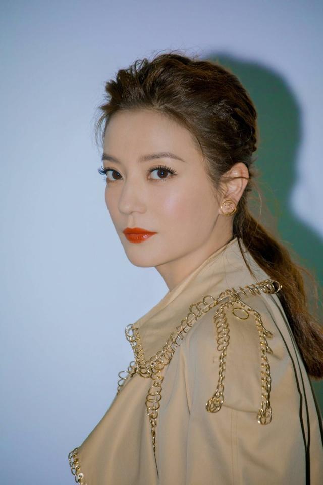 43岁赵薇穿卡其色套装美得惊艳!换了新发型,简直像换了个人