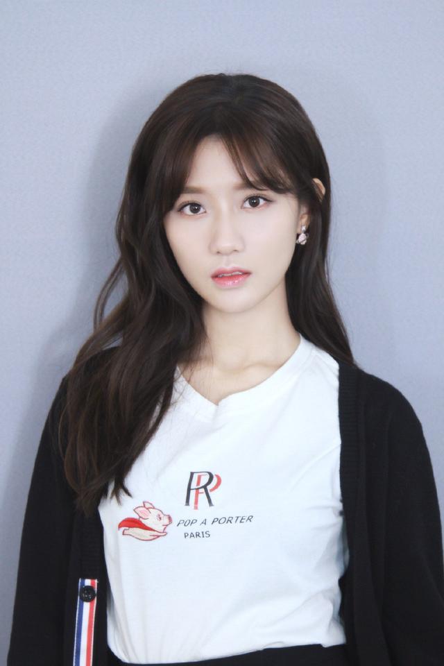 曾被《创造101》淘汰,今穿针织开衫配小飞猪内搭,美到骨子里