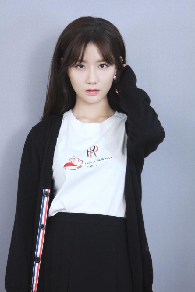 曾被《创造101》淘汰,今穿针织开衫配小飞猪内搭,美到骨子里