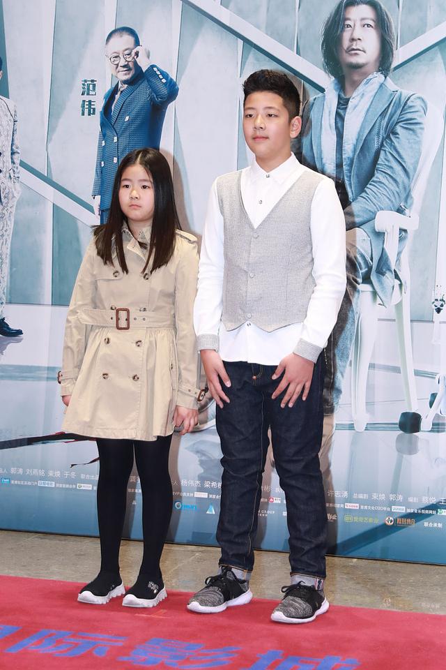 12岁郭子睿白衬衫配牛仔裤,显小男子气概,妹妹呆萌可爱更讨喜