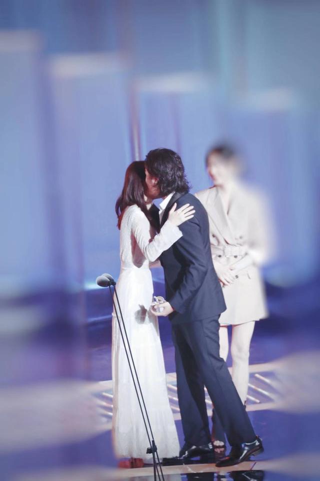 董洁陈坤同台,董洁一身白裙清纯优雅,又见当年的冷清秋