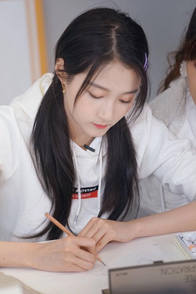 春季别披头散发了学关晓彤这几款双马尾发型轻松美回18岁