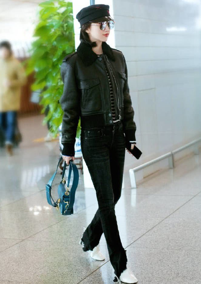 景甜真会搭配,身穿黑色皮衣搭配紧身牛仔裤,时髦到飞起!
