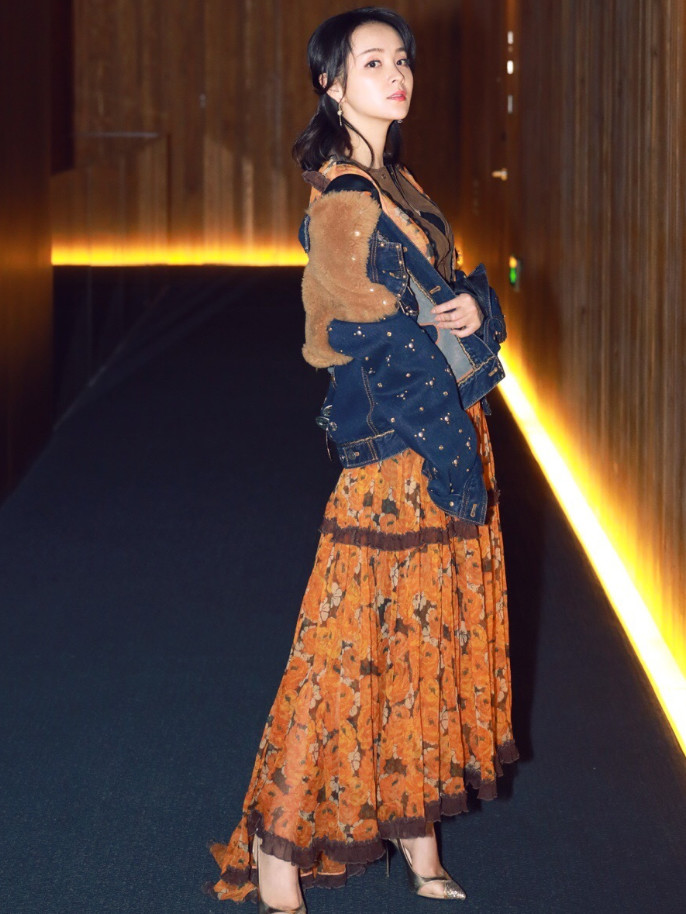 邓莎的这身穿搭,橙色的碎花连衣裙带着浪漫唯美的气息.