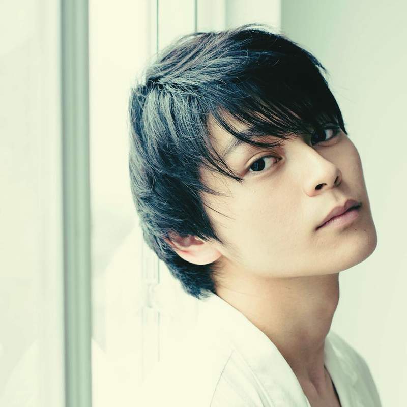 新田真剑佑弟弟在日本正式出道雄霸千叶真一的dna太强大了