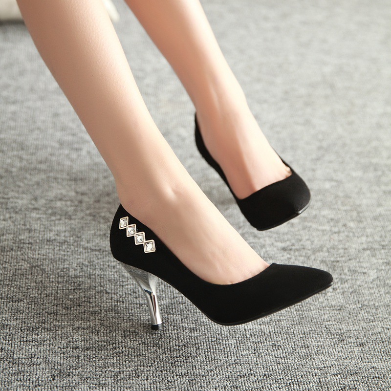 纤细的高跟设计,精致的尖头浅口高跟鞋,时尚又优雅