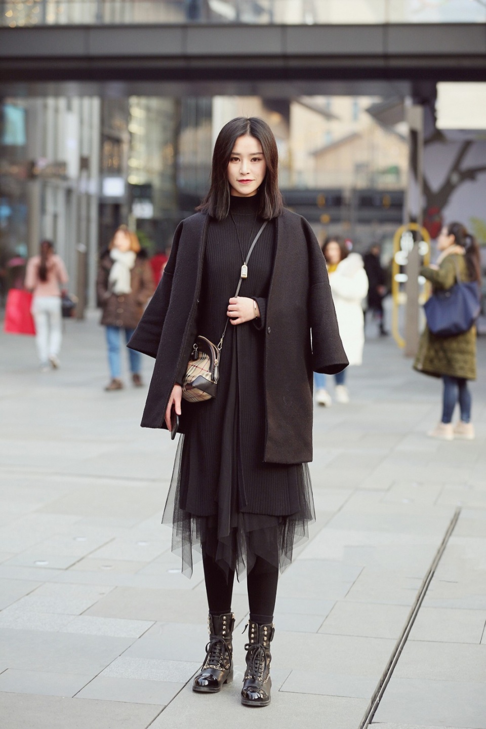 小个子女生穿马丁靴,秋冬搭配短裤,半身裙,显瘦显高真时髦!