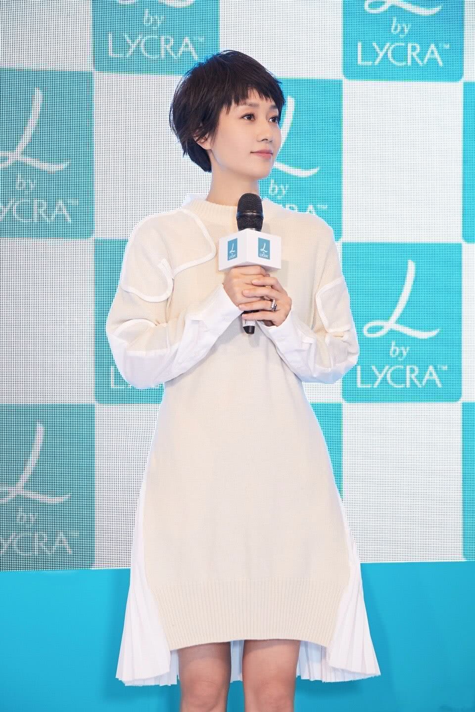 马伊琍开窍了!42岁穿粉t搭破洞裤,活脱脱美成了18岁少女!