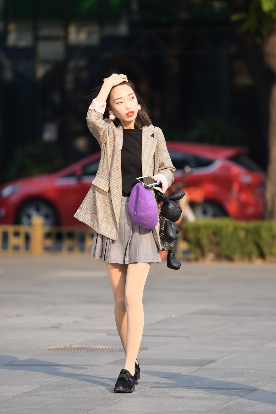 也感觉到她的瘦弱,平底的皮鞋更好的展示她娇小年轻的感觉