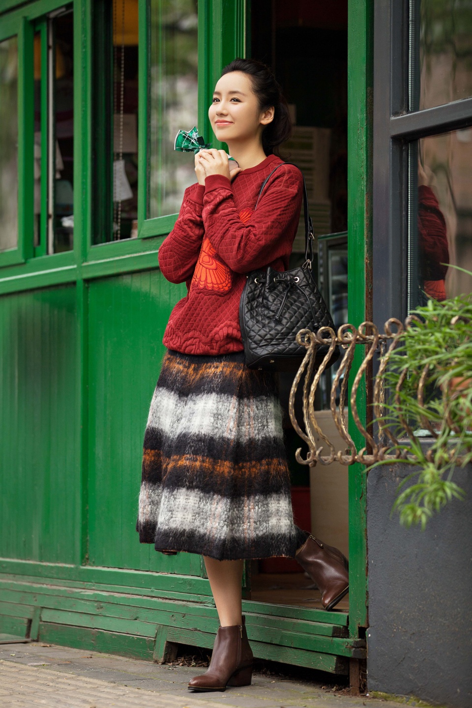 唐嫣罗晋举行婚礼好友杨幂因档期缺席孙坚吕一连夜赶往维也纳