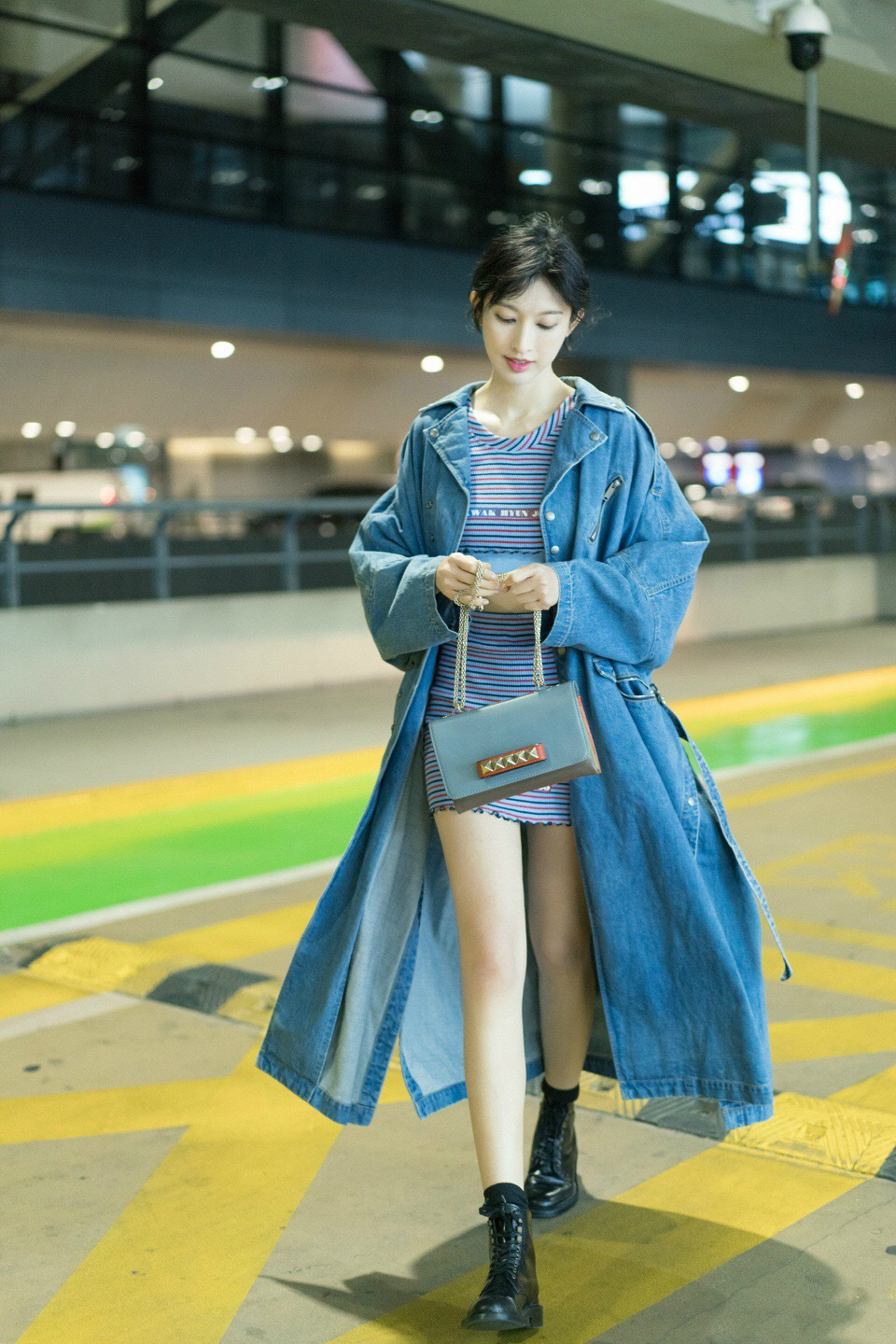 张俪现身机场,普通半裙硬是穿成高腰短裙,网友:只敢站不敢坐吧