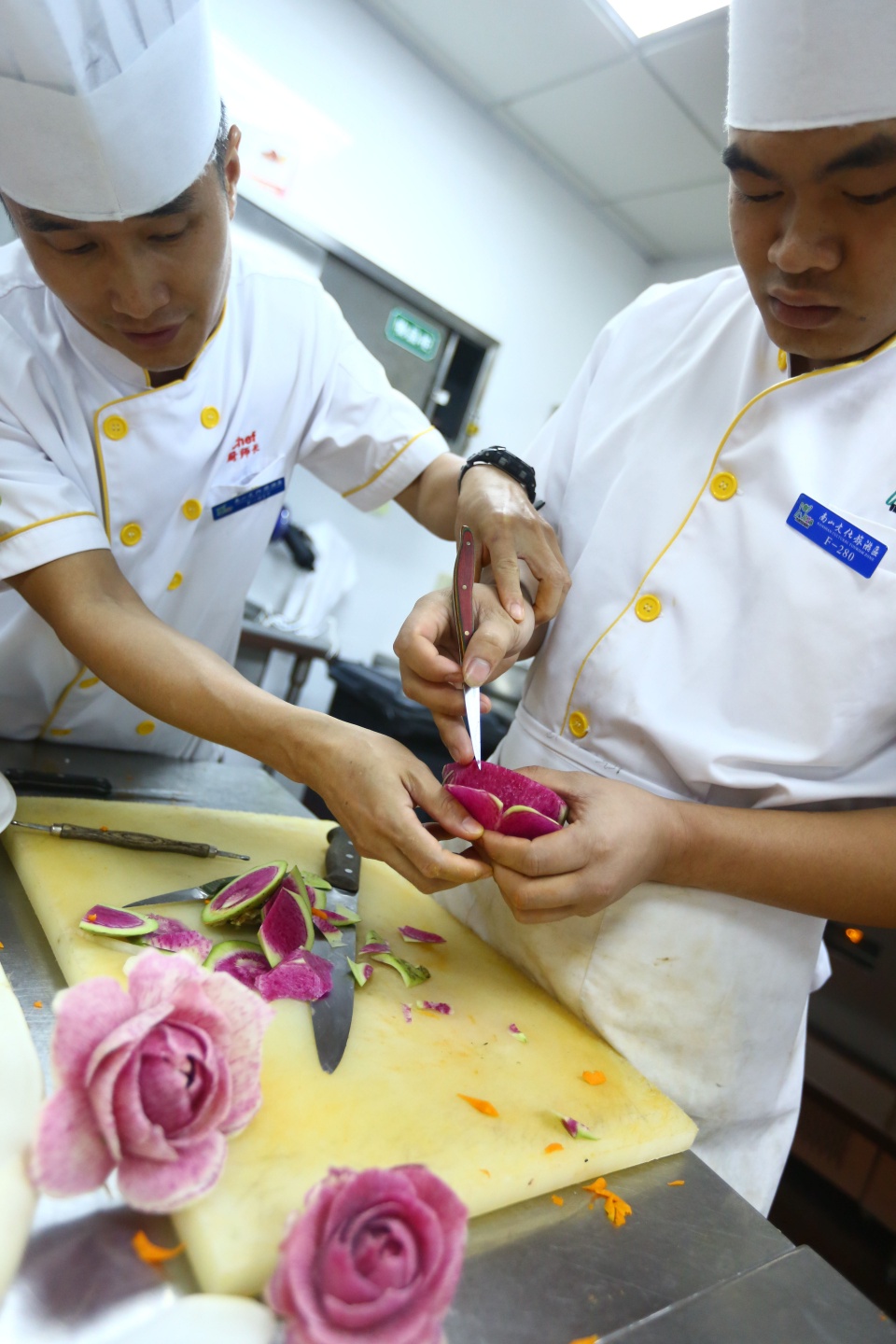 三亚南山素斋餐桌上的"雕刻师"