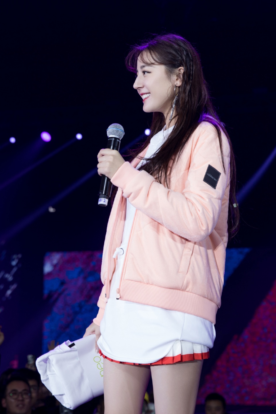 迪丽热巴出席某品牌活动,治愈系的暖笑可咸可甜,大长腿超抢镜