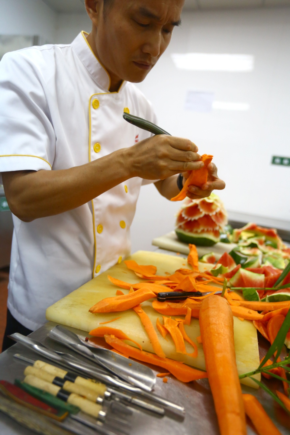 三亚南山素斋餐桌上的"雕刻师"