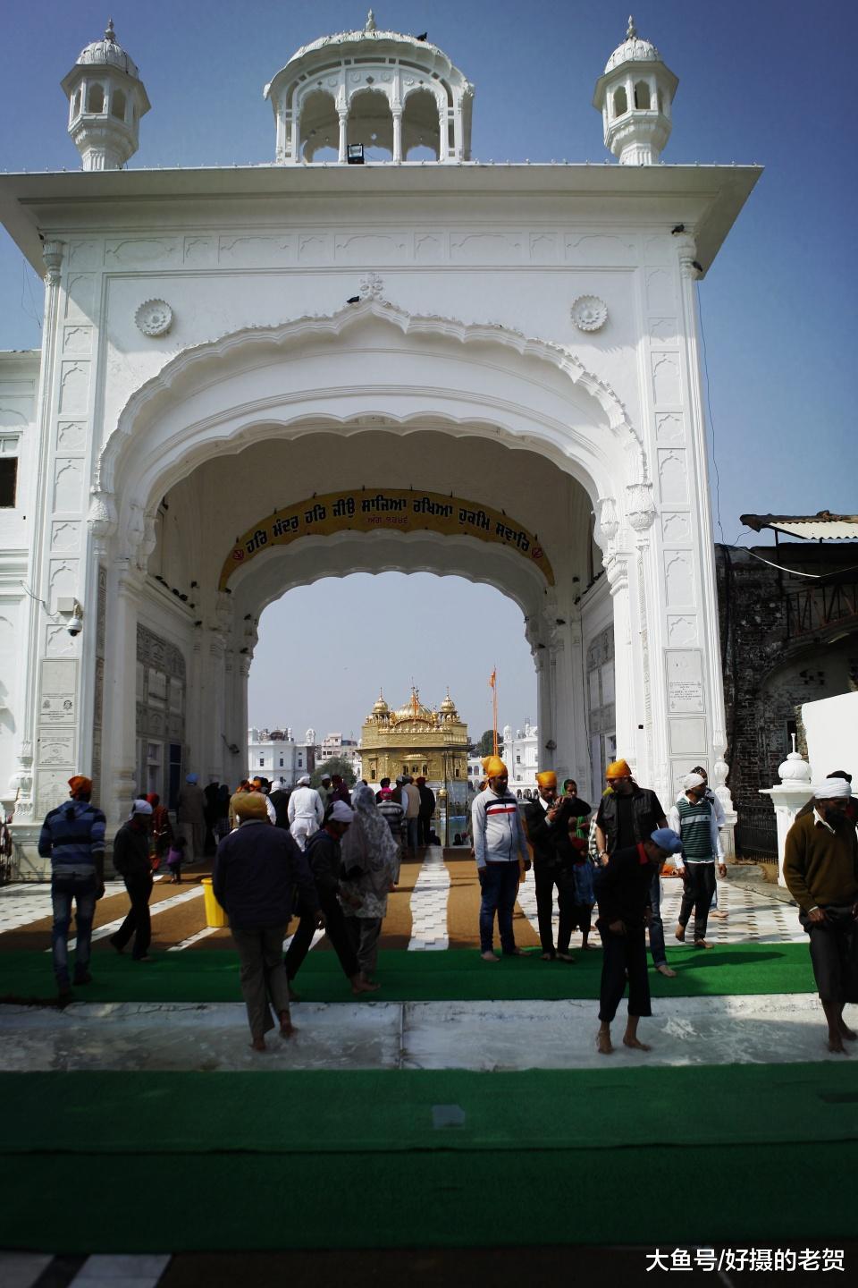 坐落在一个叫做"神池"的水域中央,金庙是印度锡克教中规模最大,最为