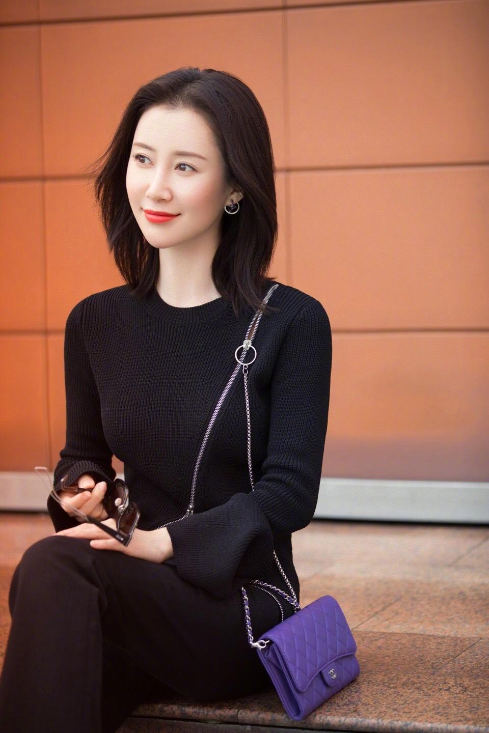 被舒畅机场穿搭惊艳,基础款衣服单品搭配牛仔裤,穿出了高级感