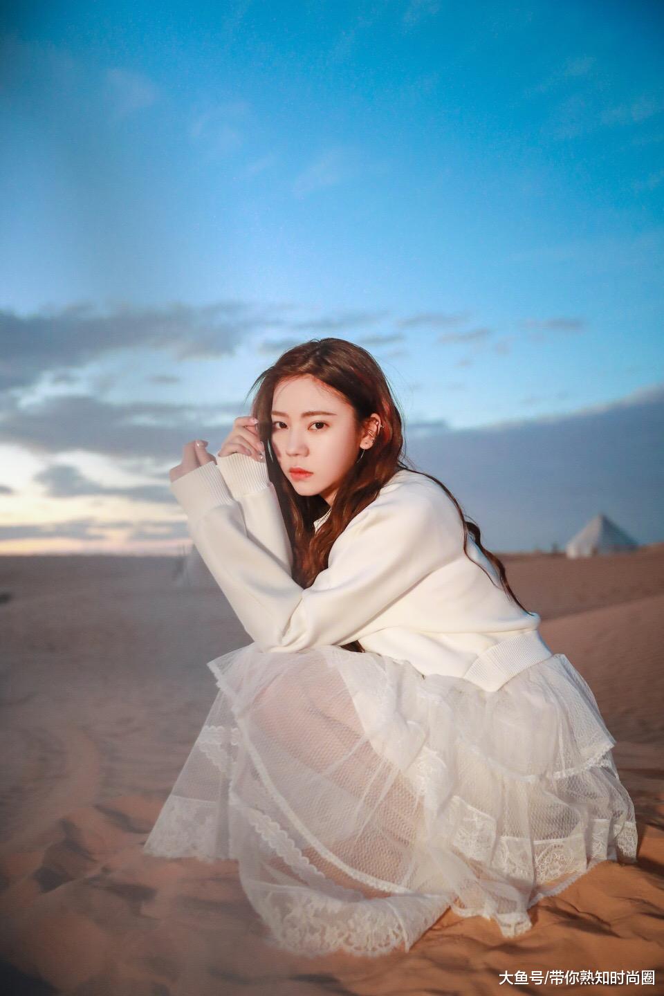 火箭少女紫宁穿绿色连体裤霸气开挂一坐下指甲颜色亮了