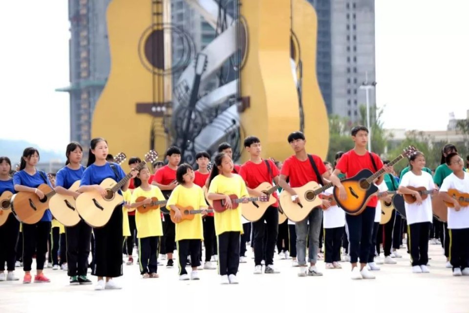 姚晨贵州正安感受"吉他之乡"魅力