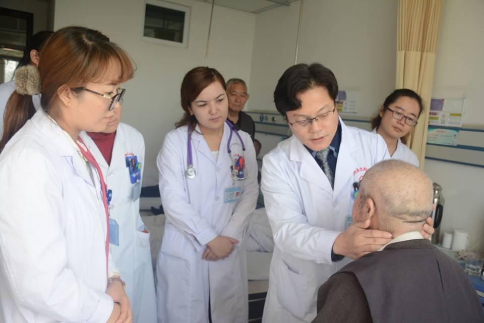 主任医师和副主任医师谁的医术高,应该怎么选择?很多人都搞错了