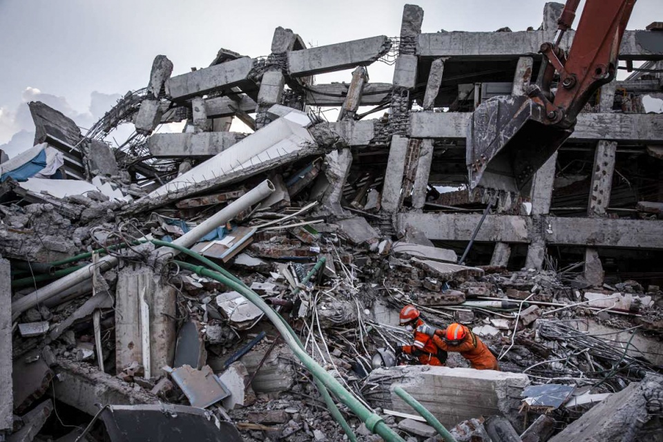 印尼强震海啸死亡人数升至1234人 灾区满目疮痍宛如"人间地狱"