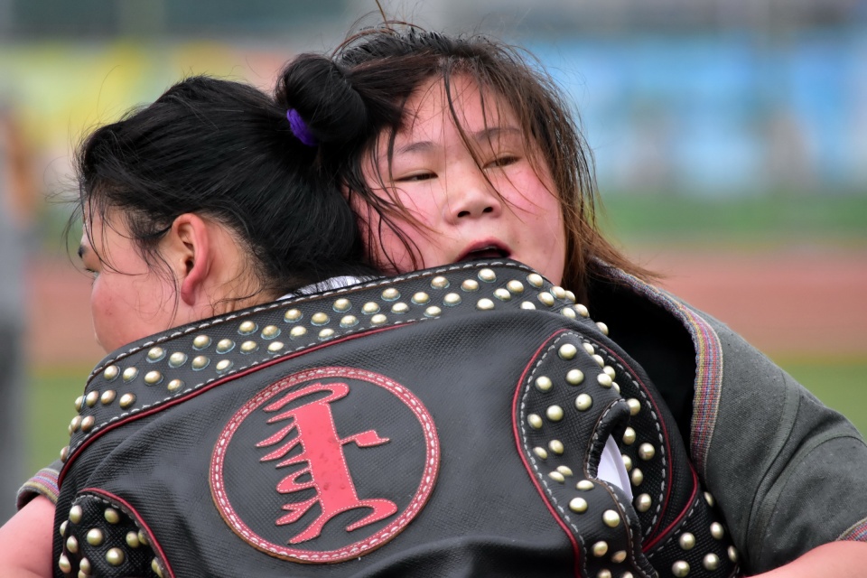 蒙族女摔跤手二十分钟鏖战不分胜负,张张图片都扎心,她俩都赢了|蒙古