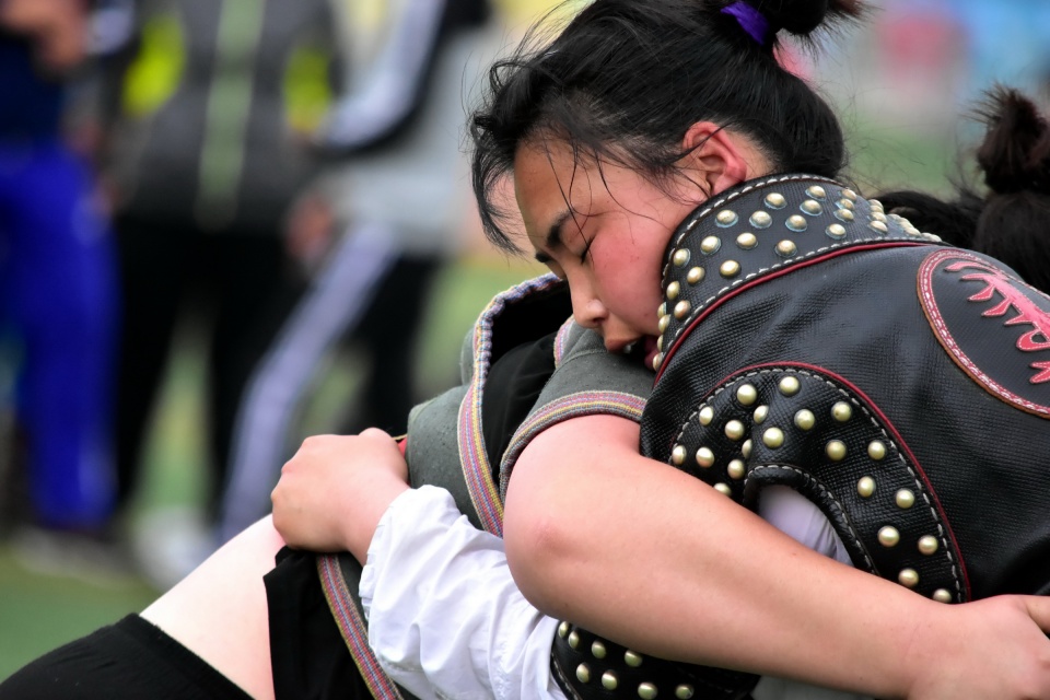 蒙族女摔跤手二十分钟鏖战不分胜负,张张图片都扎心,她俩都赢了|蒙古