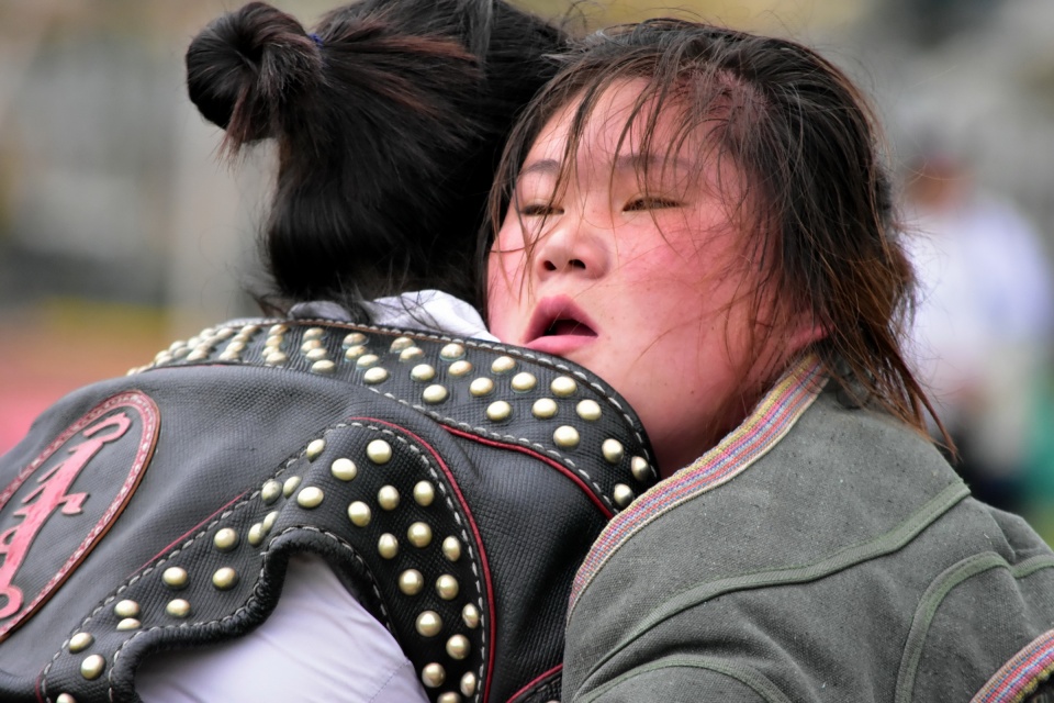 蒙族女摔跤手二十分钟鏖战不分胜负,张张图片都扎心,她俩都赢了|蒙古