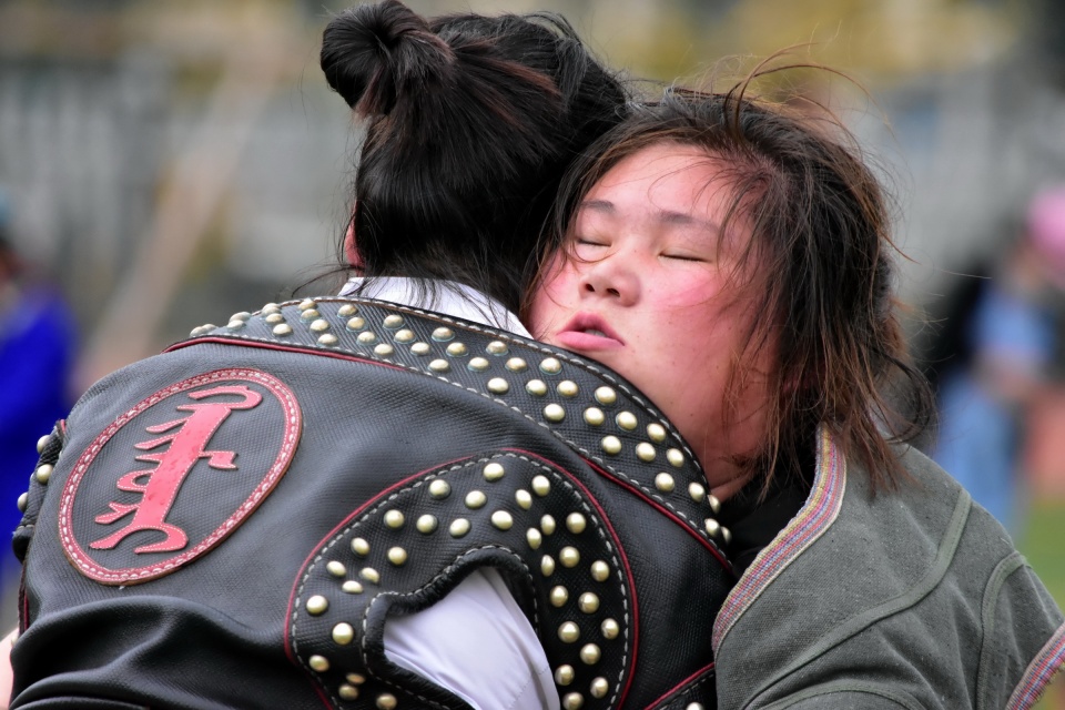 蒙族女摔跤手二十分钟鏖战不分胜负,张张图片都扎心,她俩都赢了|蒙古