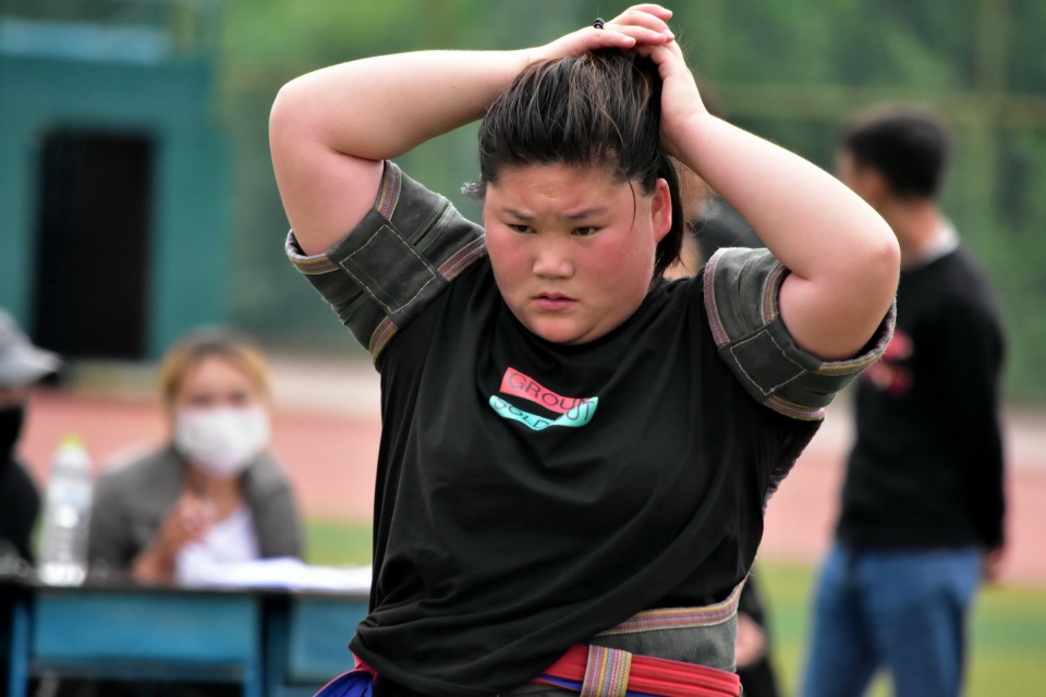 蒙族女摔跤手二十分钟鏖战不分胜负,张张图片都扎心,她俩都赢了|蒙古