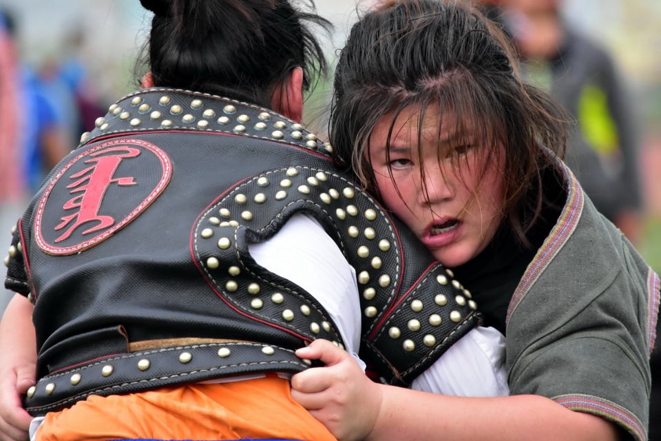 蒙族女摔跤手二十分钟鏖战不分胜负,张张图片都扎心,她俩都赢了|蒙古