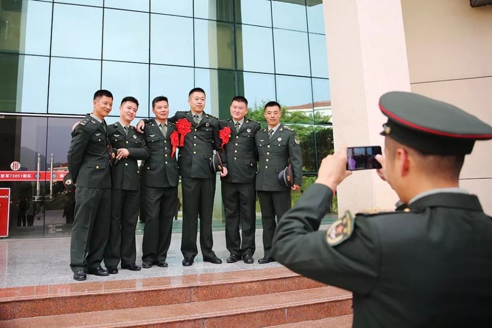 正文                                        ▲旅领导和退役老兵