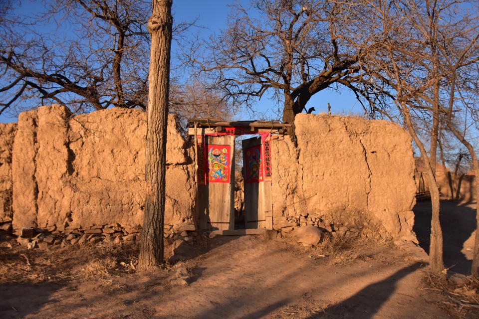 光棍村屋舍破旧好多房子坍塌成残垣断壁,但过年依然诞生了新生命|村子