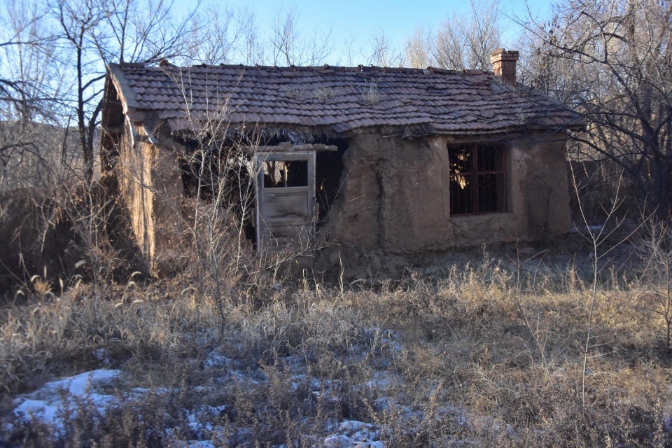 光棍村屋舍破旧好多房子坍塌成残垣断壁但过年依然诞生了新生命