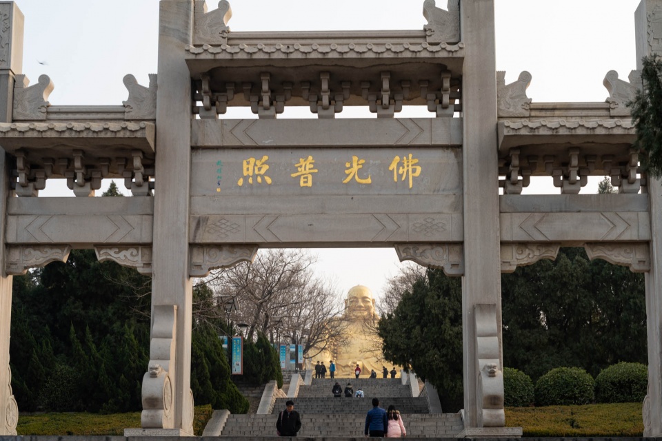 济南千佛山弥勒胜苑的黄金大佛,通体高30米,号称江北第一大佛