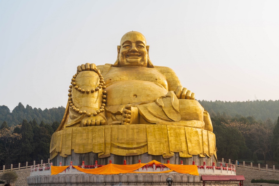 济南千佛山弥勒胜苑的黄金大佛,通体高30米,号称江北第一大佛