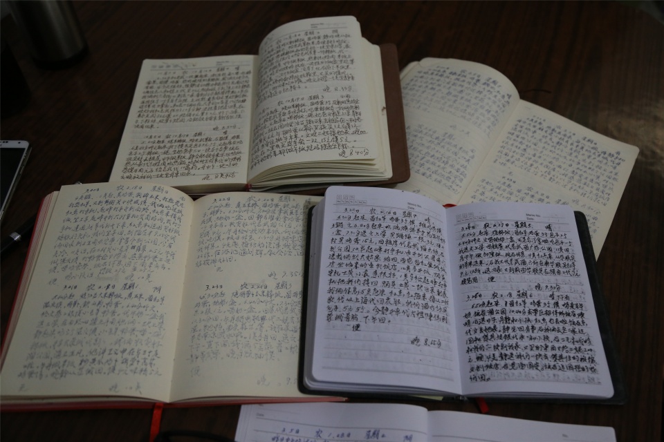 7旬老人照顾痴呆老伴11年 写下80万字守护日记