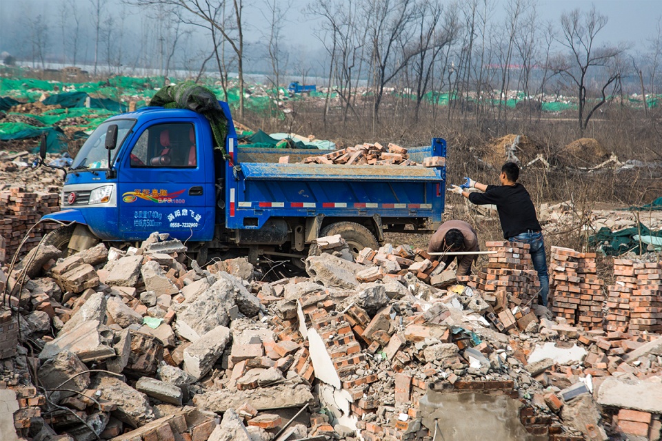农村人每平方8元承包废墟 一月可挣万元 全村人摸着门道|拆迁|砖头