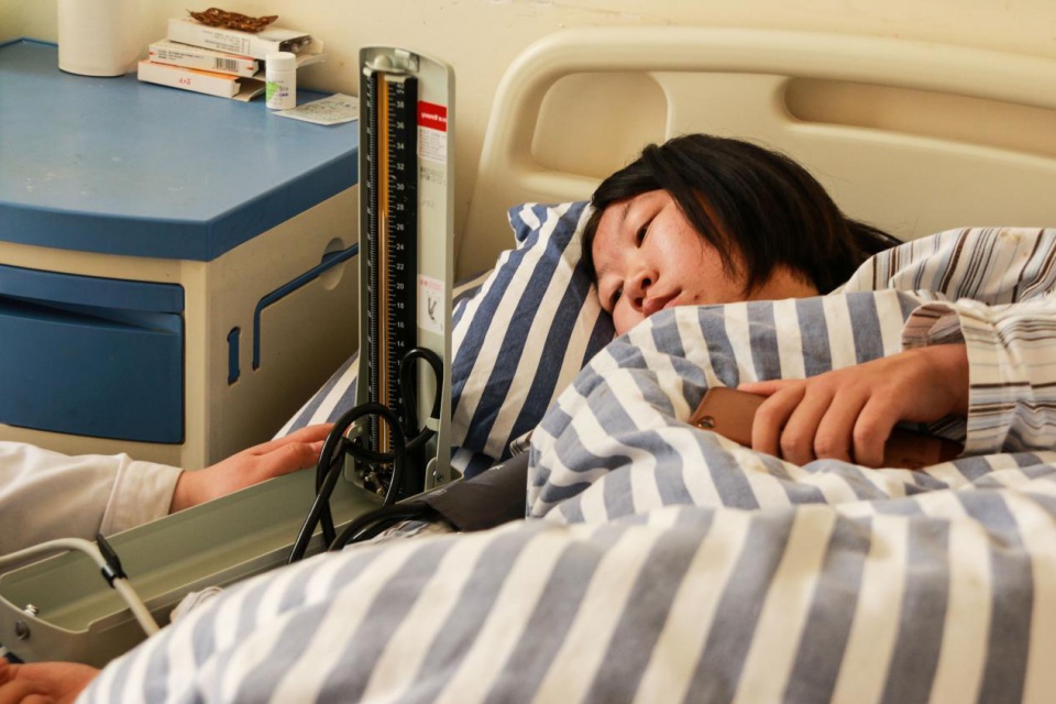 河南21岁重症女孩病床上苦撑,母亲想卖房治病:我想保住她的命