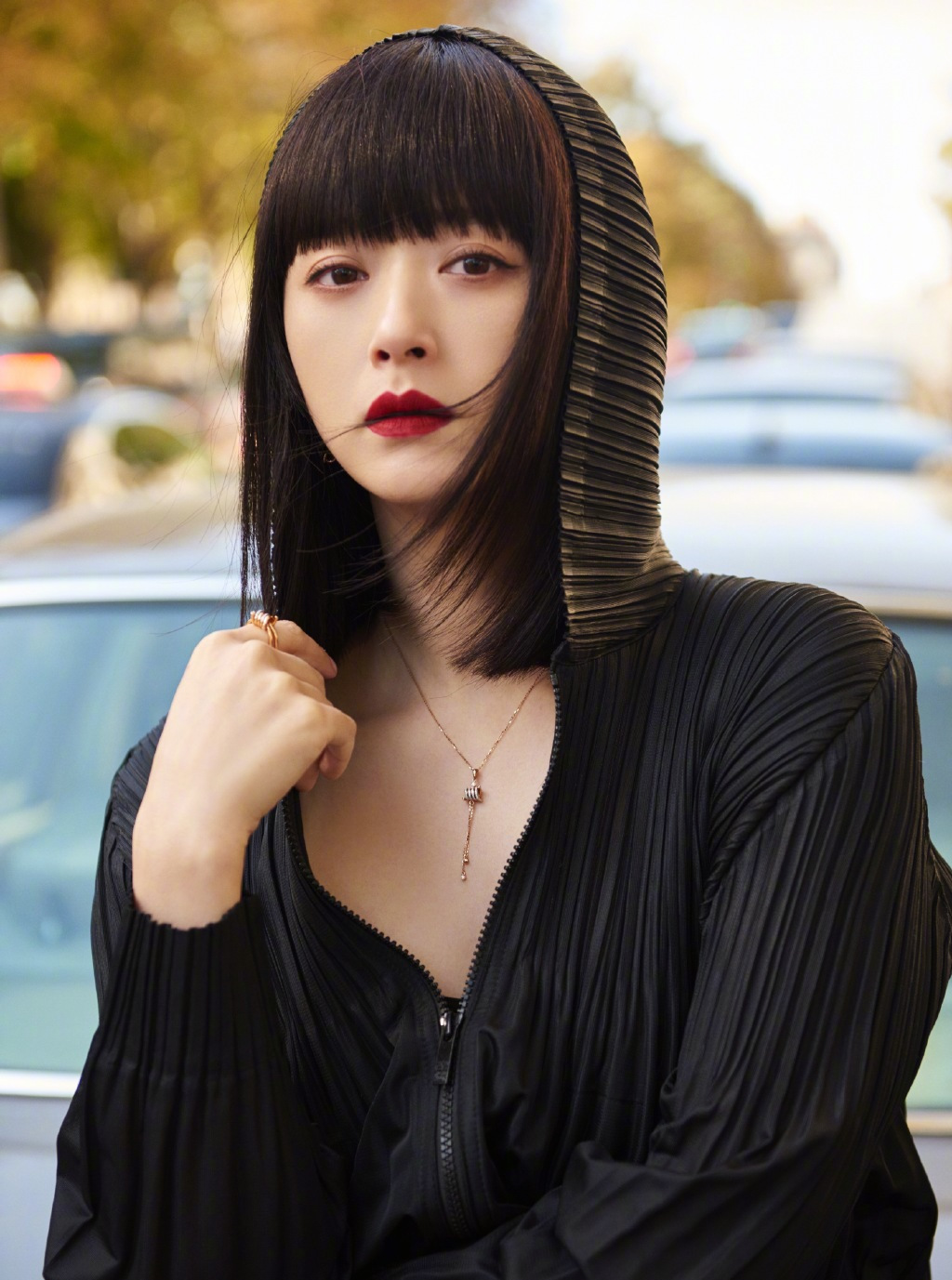 蒋欣剪"新"波波头短发,秒变成土气大妈,气质全靠衣服品味撑场