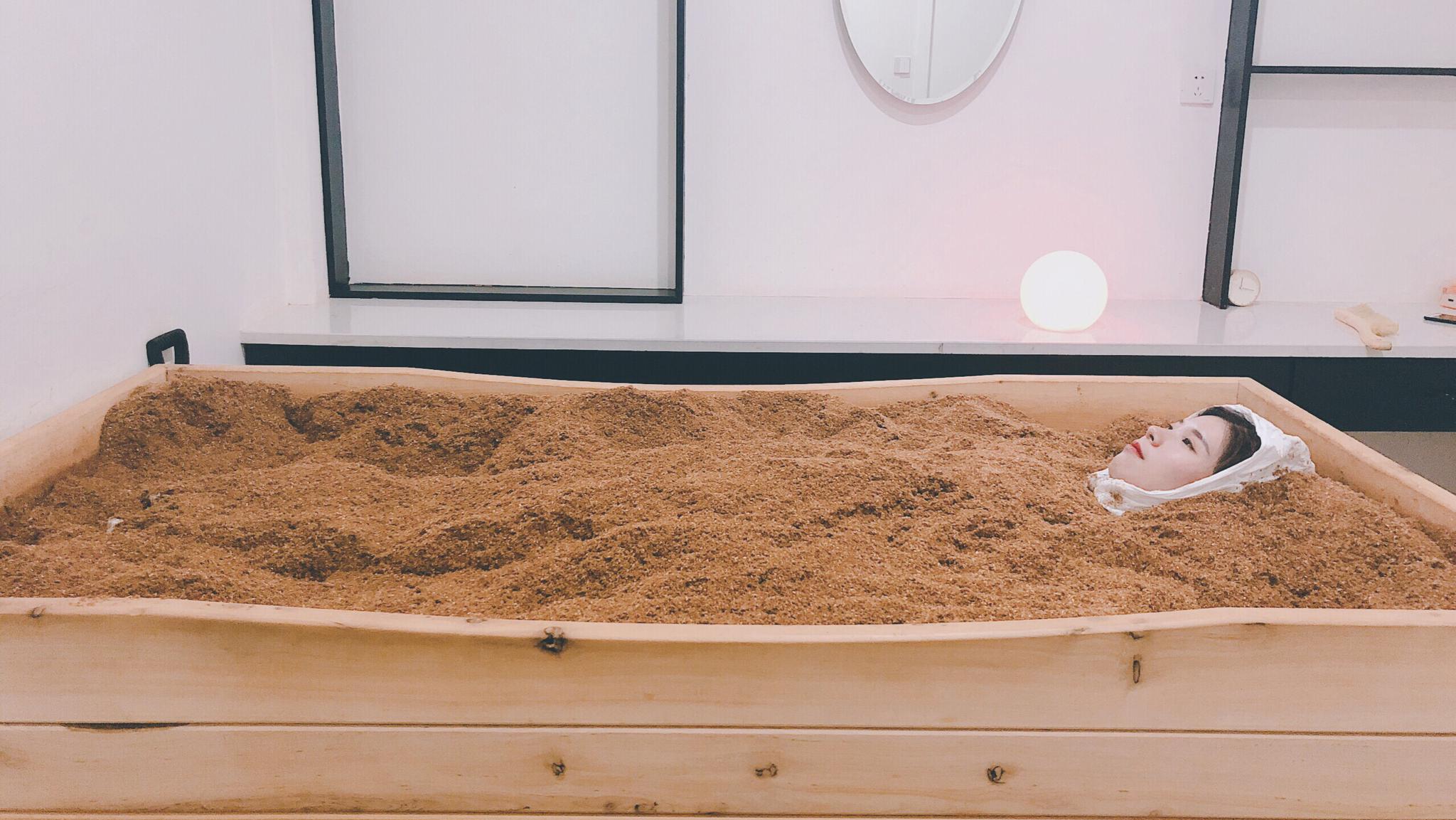 非常好玩的埋土酵素浴 (上看我的最新短视频,下载秒拍->)