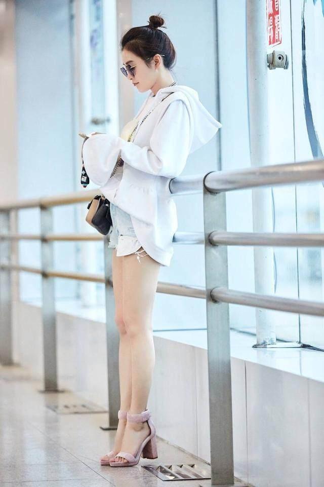 秦岚穿短裤,满屏的大长腿太吸睛了,一点没有富察皇后的威严感!