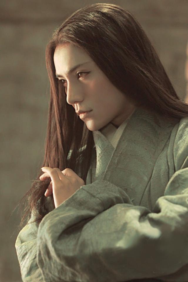 有一张"狐狸脸"的男星,乔振宇于朦胧上榜,而他就是狐仙本人吧