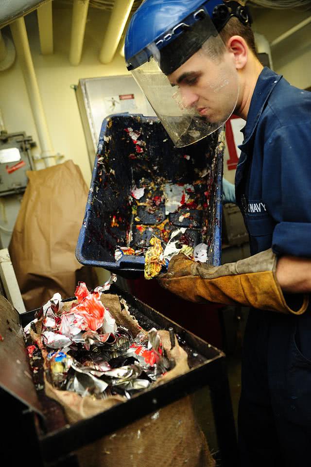 美海军航母垃圾怎么处理?先分类再扔进大海,辽宁舰也大致如此